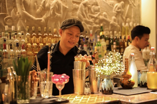 Bar & Lounge