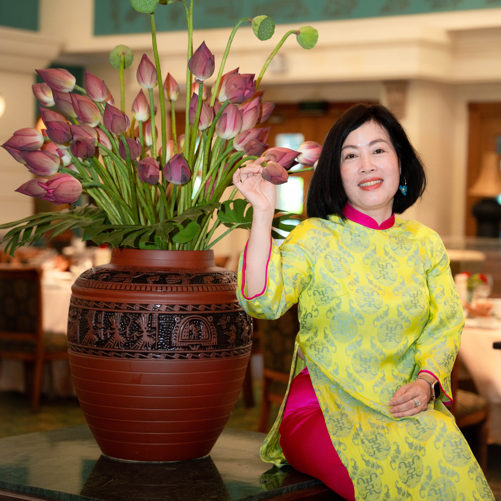 khách hàng check in với hoa sen
